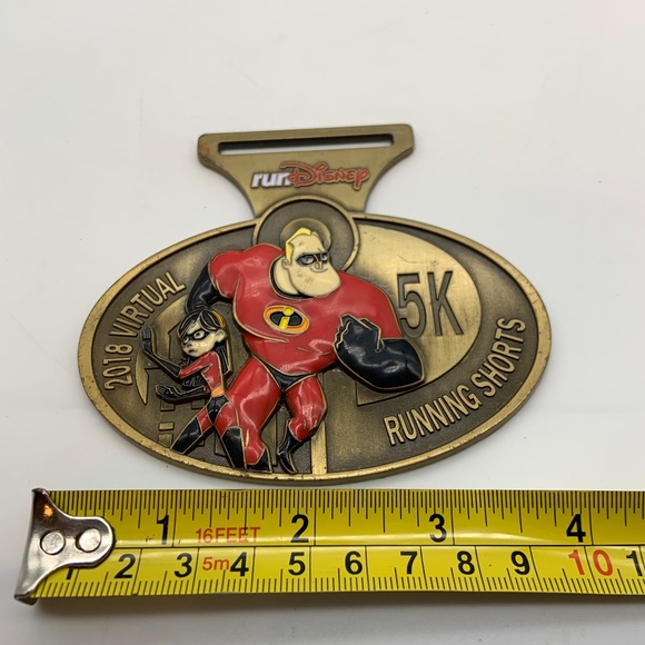 Disney runDisney The Incredibles 2018 Virtual Running Shorts 5K Gold Tone Medal - Picture 13 of 13